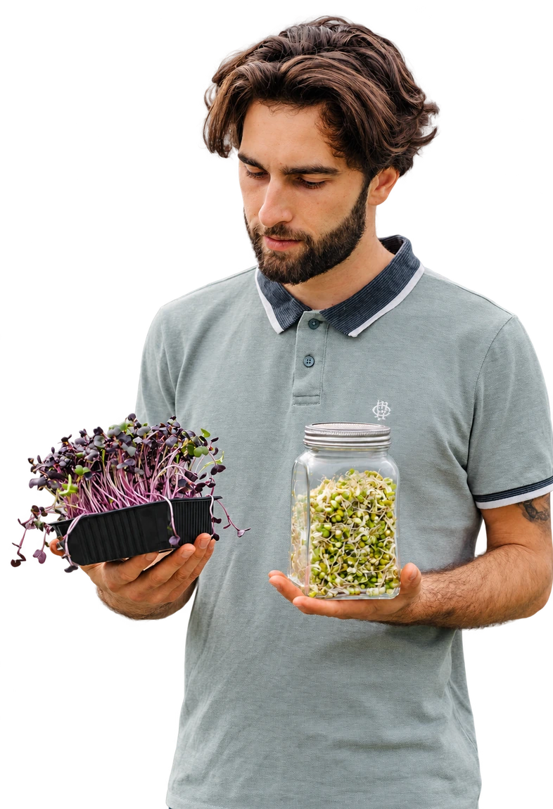 Florin ține în mâini o tavă cu microplante și un borcan cu germeni